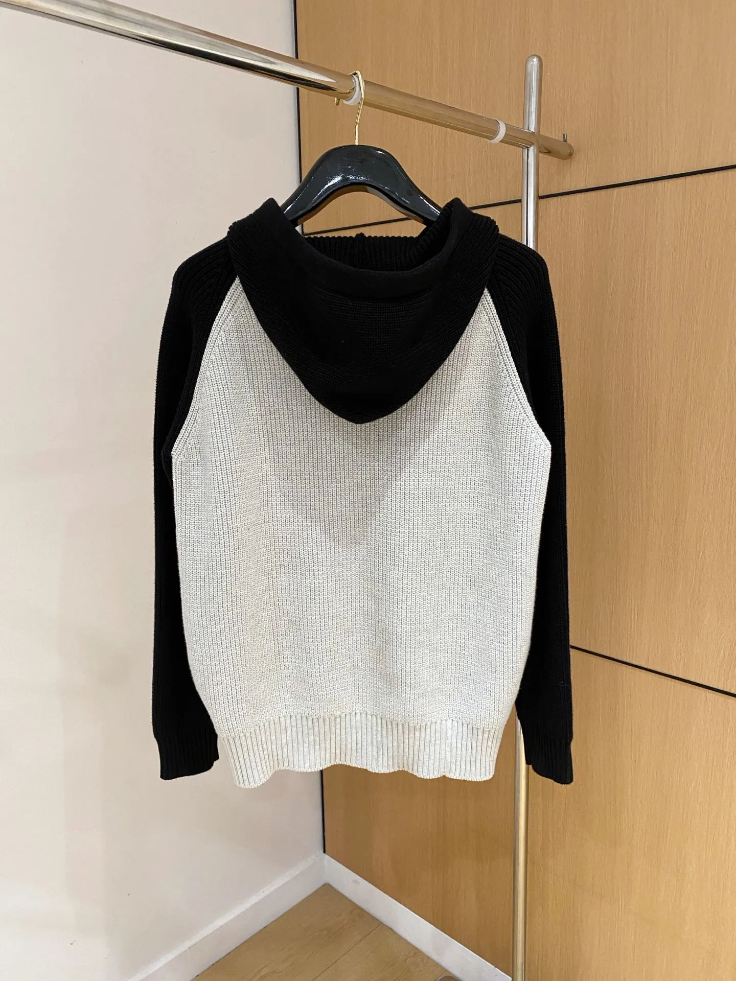 🅿️540 【DIOR】Autumn and winter classic cardigan sweater, in full condition! ! ! Wool blended fabric, the latest model in 2025, golden ratio! ! Slim-fitting soft gold, versatile and practical item, the combination and practicality are extremely powerful, simple and elegant, and classy! To create your own style, it is highly recommended to buy it in two colors. The standard slim fit tailoring process is suitable for both young and old men. It is knitted from wool and will not cause any discomfort! While keeping warm, it is stylish, textured and wearable, and the classic logo with contrasting colors on the chest feels in place! ! Recommended for regular customers! ! Size M-3XL (maximum wear: 190 pounds)